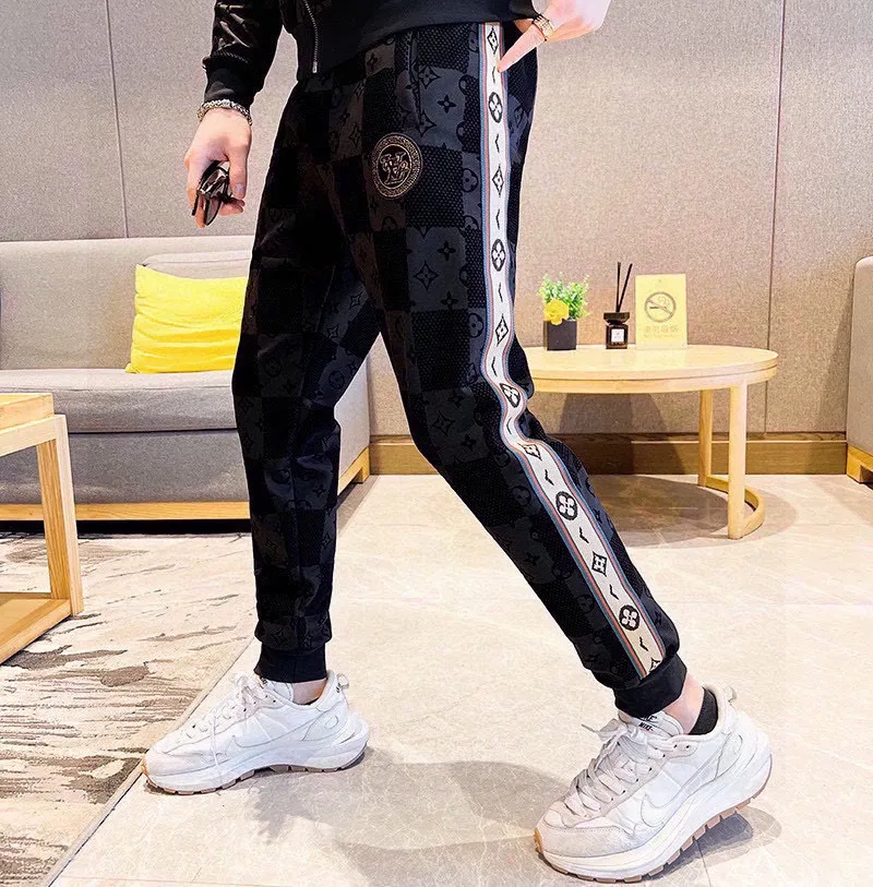 🅿️500 [LV Louis Vuitton] hot-selling suit is coming. Focus on the original version of the official website. 2025 new hot-selling cardigan and sweatshirt suit. The original order is the best. 🇭🇰The meticulous work of top designers. It has a fitting and perfect upper body effect. All-natural high-quality Tencel Roman cotton 100%, close-fitting comfort, noble and elegant! Original hardware embodies elegance and nobility! Counter size: M-4XL (up to 190 pounds)